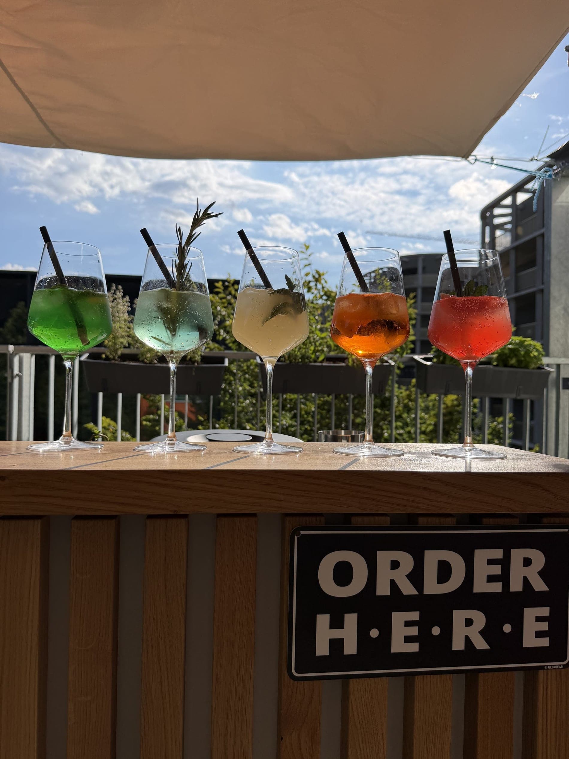 Cocktails an der Bar der Alcedo's Rooftop Bar in Graz
