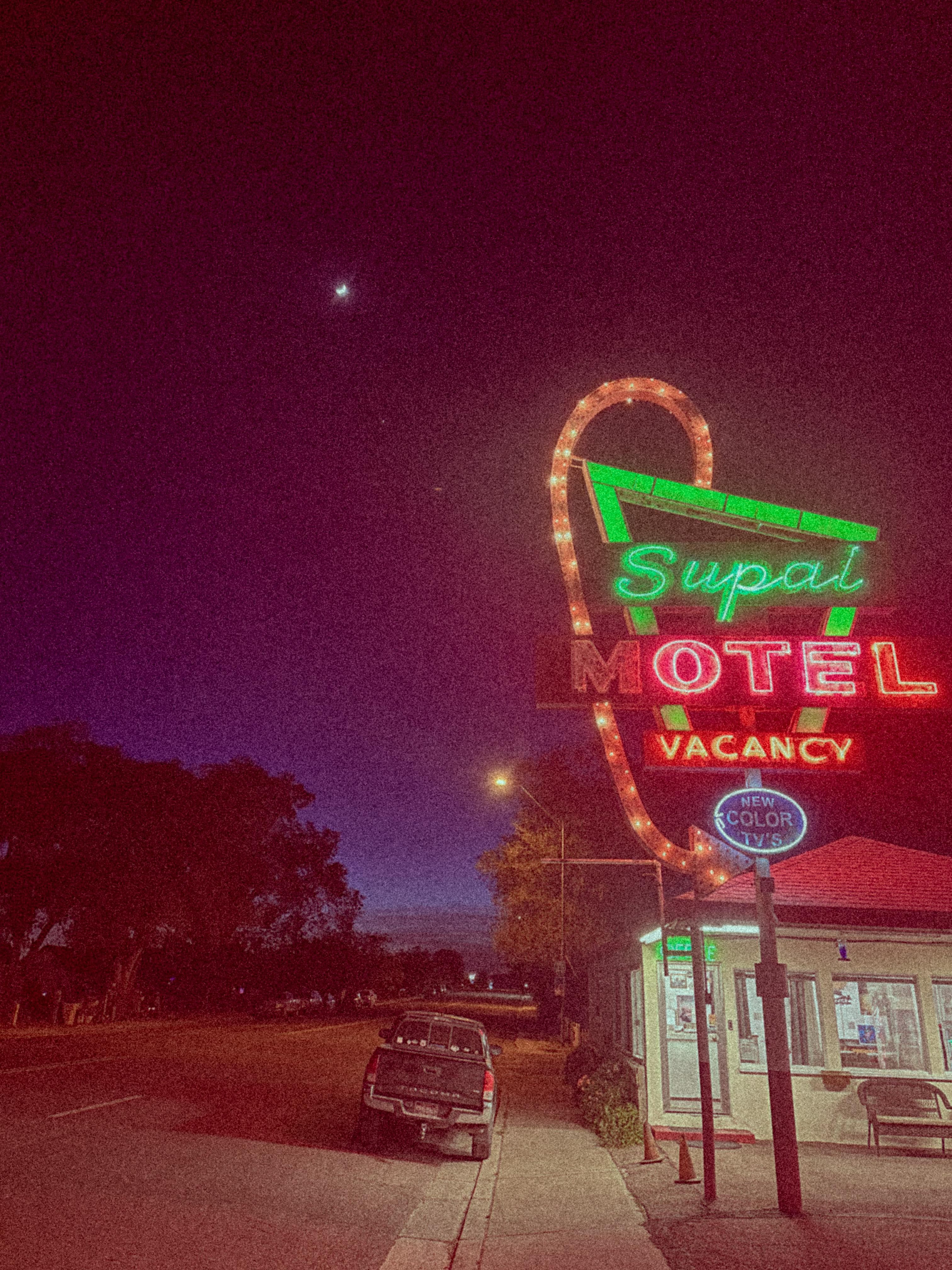 Retro Motel-Neonschild bei Nacht – Inspiration für Alcedo's