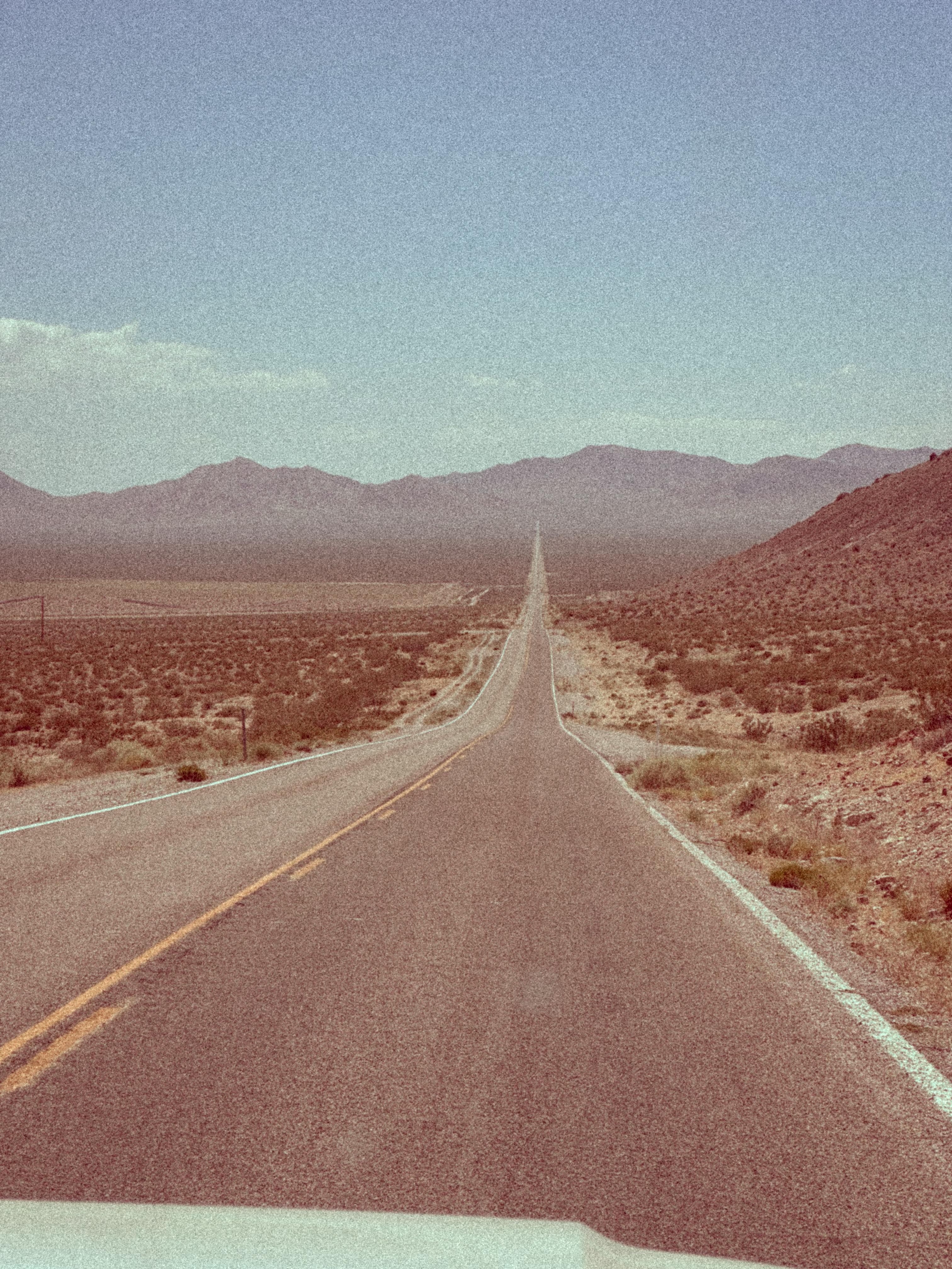 Endlose Wüstenstraße im Stil der Route 66 – Inspiration für Alcedo's